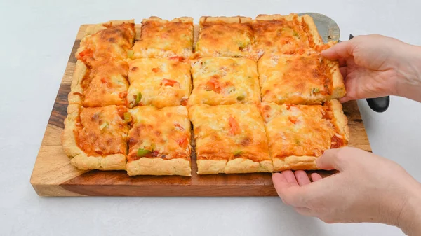 Les Tranches Pizza Ferment Sur Une Planche Bois Pizza Végétarienne — Photo