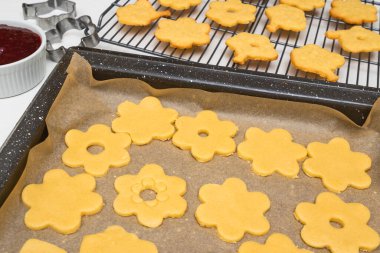 Çörek kurabiyeleri adım adım. Lezzetli ev yapımı tatlı fırın tepsisine yakın ve beyaz mutfak masasında soğutma askısı.