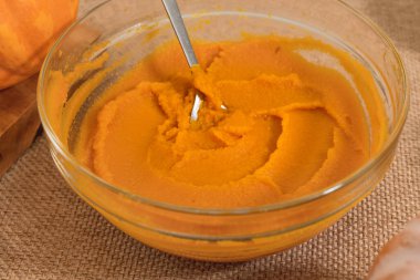 Cam kasede kabak püresi Mutfak masasına yakın.