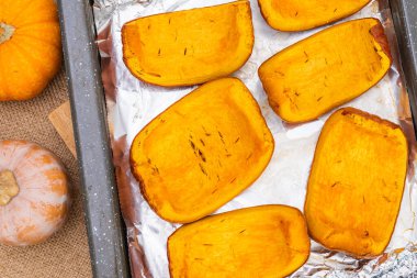 Kavrulmuş balkabağı dilimleri fırın tepsisine yakın, düz. Ev yapımı kabak püresi tarifi.