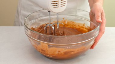 Elektrikli karıştırıcı kullanarak çikolata hamuru karıştırıyorum. Çikolatalı kek ya da çikolatalı kek tarifi.