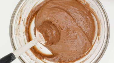 Çikolatalı kek tarifi. Cam kasede kek hamuru karıştırıyorum. Pişirme işlemini kapat, düz yat