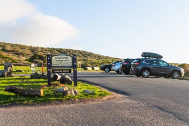Montana de Oro, Kaliforniya, ABD - 6 Mart 2021. Montana de Oro Eyalet Parkı, San Luis Obispo Bölgesi, Kaliforniya Merkez Sahili. Dönüş yolu ve bilgilendirme işareti