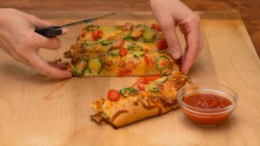 Çeri domatesli ve kırmızı biberli ev yapımı İtalyan düz ekmekleri domates sosuyla servis edilir.