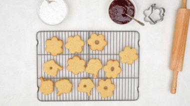 İçinde ahududu reçeli tarifi olan kurabiyeler. Adım adım pişirme işlemi, düz yat