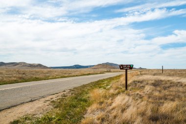Yol kenarındaki Soda Lake Overlook tabelasında. Carrizo Ovası Ulusal Anıt, Kaliforniya
