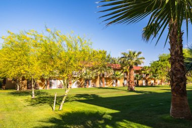 Ölüm Vadisi, Kaliforniya, ABD - 15 Nisan 2021 Ölüm Vadisi Oteli, açık verandalı otel binası ve yere bakan balkonları ve güzel manzaralı ön bahçesi