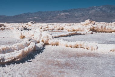 Ölüm Vadisi Ulusal Parkı 'nda deniz seviyesinin altında tuz tabakaları. Dokuyu kapat. Badwater Havzası, ünlü turistik mekan.