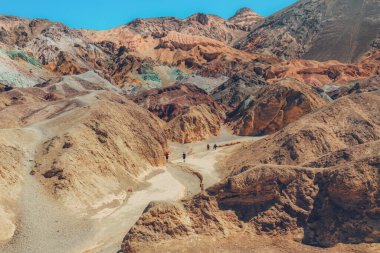 Ölüm Vadisi, CA, ABD - 15 Nisan 2021 Ölüm Vadisi Ulusal Parkı, Kaliforniya 'da turistlerle yürüyüş gezisi The Slopes of Artists Palette, ünlü turistik eğlence merkezi