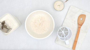 Adım adım ekmek hamuru tarifi. Pişirme malzemelerinin mutfak masasına yakın olması gerekiyor.