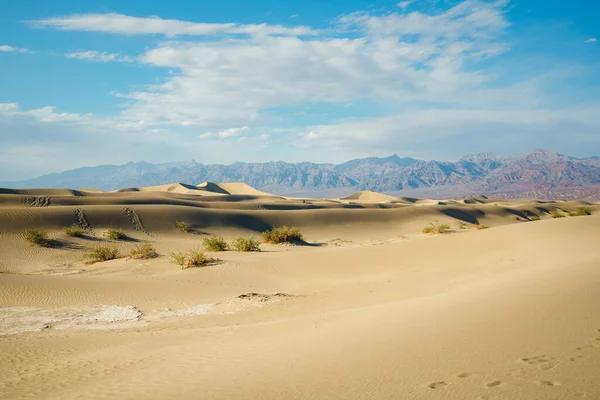 Mesquite Flat Sand Duinen Bergen Bewolkte Lucht Death Valley National — Stockfoto
