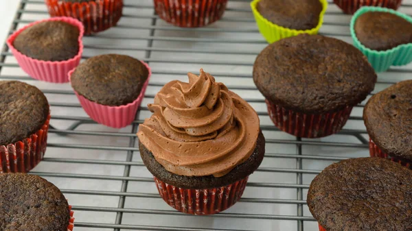 Cobertura Cupcakes Chocolate Com Cobertura Creme Manteiga Chocolate Close Mãos — Fotografia de Stock