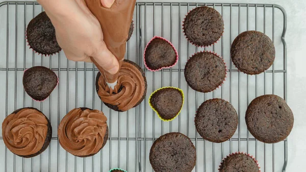 Cobertura Cupcakes Chocolate Com Cobertura Creme Manteiga Chocolate Usando Saco — Fotografia de Stock