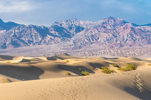 Písečné Duny Hory Krásné Zamračené Nebe Death Valley Kalifornie — Stock fotografie