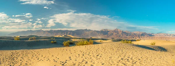 Mesquite Sand Dunes Mountains Cloudy Sky Background Death Valley Panoramic — Stock Photo, Image