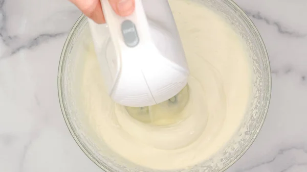 Recette Désert Fromage Crème Fouettée Mélange Ingrédients Dans Bol Verre — Photo