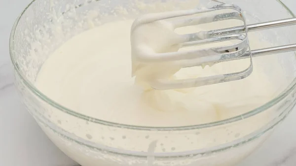 Rețetă Deșert Brânză Cremă Amestecarea Ingredientelor Într Castron Sticlă Folosind — Fotografie, imagine de stoc