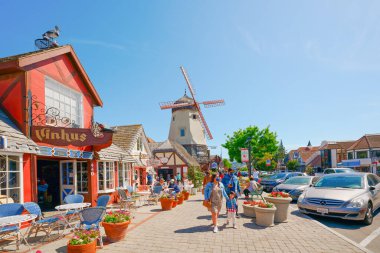 Solvang, California, ABD - 29 Mayıs 2021 Ana cadde, sokak manzarası ve Kaliforniya 'nın güzel küçük kasabası Solvang' da turistler geleneksel Danimarka tarzı mimarisi ile tanınıyor