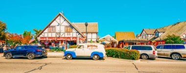 Solvang, California, ABD - 29 Mayıs 2021 Solvang, sokak manzarası ve şehir hayatı. Güney Kaliforniya 'nın Santa Ynez Vadisi' ndeki şehir. Şehir geleneksel Danimarka Biçimli Mimarisi ile tanınıyor.