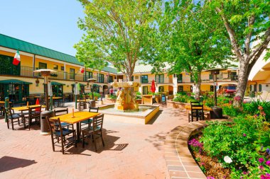 Solvang, California, ABD - 29 Mayıs 2021 Toscana Pizzeria, Solvang 'da, güzel bir peyzaj alanı inşa ediyor. Santa Barbara County, Kaliforniya