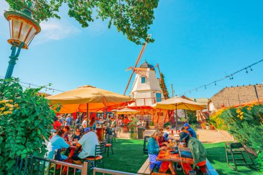 Solvang, California, ABD - 29 Mayıs 2021 Solvang Bira Şirketi, Kaliforniya 'da Danimarka' nın tadını sunan restoran,
