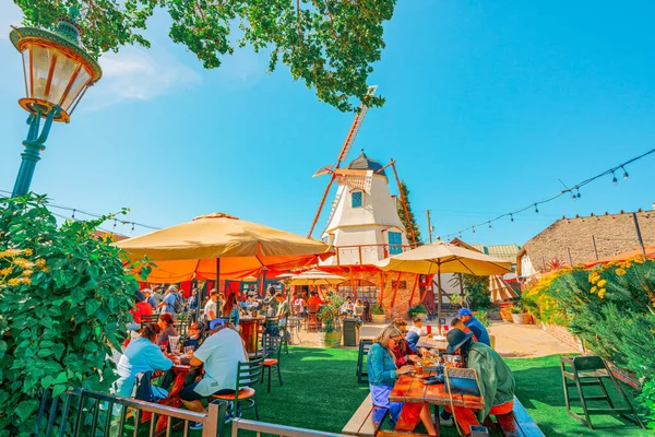 Solvang, California, ABD - 29 Mayıs 2021 Solvang Bira Şirketi, Kaliforniya 'da Danimarka' nın tadını sunan restoran,