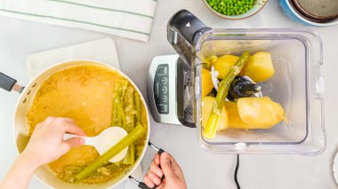 Kereviz çorbası adım adım. Kaynamış sebzeleri karıştırıcıya koymak, hazırlık sürecini kapatmak, düz bir zemin, açık mermer arka plan