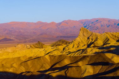 Güneşin ilk ışıklarında Manly Beacon. Zabriskie Point Sunrise, Ölüm Vadisi Ulusal Parkı, Kaliforniya