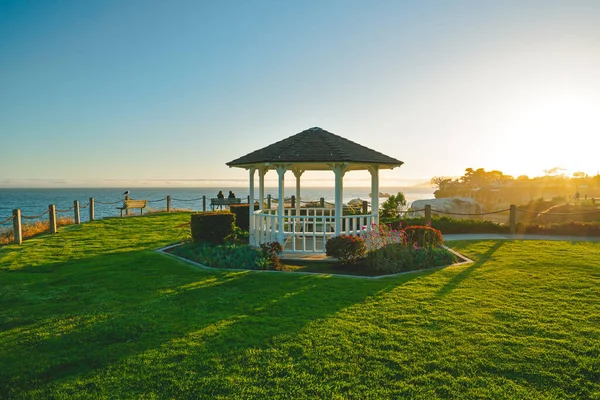 Gyönyörű Pavilon Tengerparton Kilátással Óceánra Naplementekor Pismo Beach Kalifornia — Stock Fotó