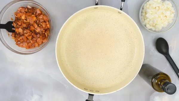 Filete Pollo Picado Marinado Cebolla Picada Aceite Oliva Sartén Receta — Foto de Stock