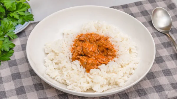 Nasi Dengan Daging Ayam Dimasak Dengan Paprika Dan Krim Asam — Stok Foto