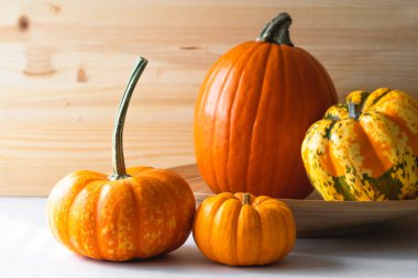 Balkabakları ve kabaklar yakın plan, ahşap arka plan, kopyalama alanı. Sonbahar dekorasyonu, hasat, şükran günü konsepti.