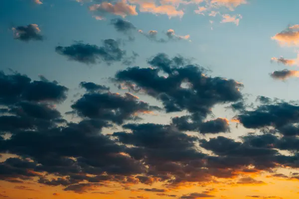 Drammatico Sfondo Cielo Tramonto Con Nuvole Scure Spazio Copia — Foto Stock