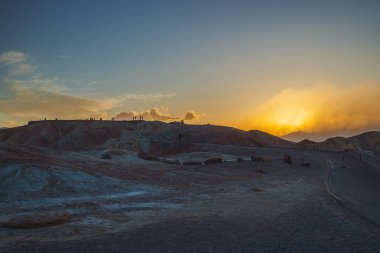 Zabriskie Point Sunset, Ölüm Vadisi Ulusal Parkı 'nda gün batımını izlemek için en popüler yerlerden biri..