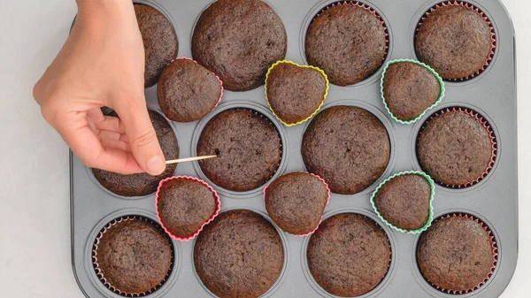 Cupcakes Chocolat Fermer Sur Plaque Pâtisserie Chef Vérifiant Cuisson Des — Photo