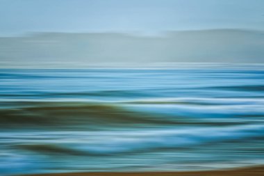 Soyut deniz manzaralı arka plan, mavi saat. Cyan, mavi ve turkuaz renkler, hareket bulanıklığı. Pasifik Okyanusu, ve arka planda dağlar, güzel sanatlar, kopyalama alanı