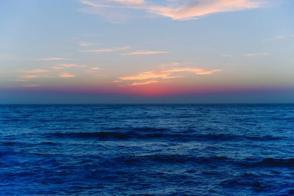 Dunkelblaue Wasseroberfläche Hintergrund Mit Weichen Hellrosa Farbigen Bewölkten Himmel Seelandschaft — Stockfoto