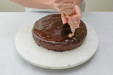 Çikolatalı keki birleştiriyorum. Adım adım çikolatalı kek ve çikolatalı krema tarifi, pişirme sürecini kapat.