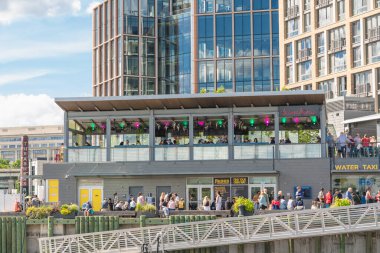 Washington D.C. USA, 24 Mayıs 2025. İnsanlar kalabalık rıhtım boyunca Cantina Bambina 'da toplanıyor..