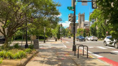 Washington D.C. USA - 24 Mayıs 2025. Yeşil ışık, Q Caddesi, NW kavşağında trafiğe işaret ediyor..