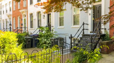 Washington D.C., 24 Mayıs 2025. Kırmızı ve beyaz renkli büyüleyici bir sıra halinde ayrıntılı korkuluklar ve yemyeşil bahçeler yer alıyor..