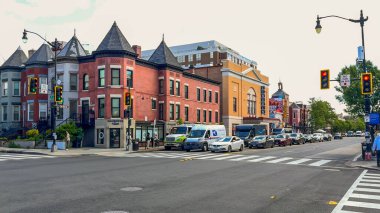 Washington D.C., ABD, 24 Mayıs 2025. Araçlar, Georgetown Valet ve Lincoln Tiyatrosu 'nun yanındaki kavşakta kırmızı ışıkta diziliyorlar..