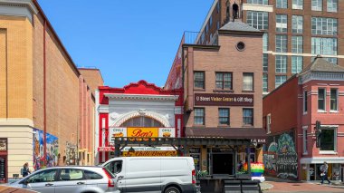 Washington D.C., ABD, 24 Mayıs 2025. Ben 'in Chili Bowl' unun iç görüntüsü yemek menüsünü, baharat bölümünü ve servis masasındaki içecek dolabını gösteriyor..