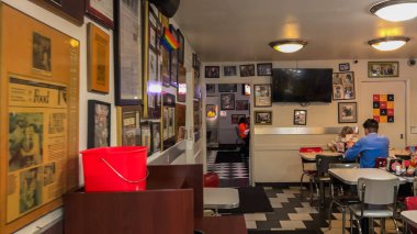 Washington D.C., ABD, 25 Mayıs 2025. İnsanlar restoranların ve Rom binasının yakınındaki nehir kıyısında yürüyüp rahatlıyorlar..