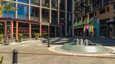 Washington D.C., ABD, 25 Mayıs 2025. Su püskürtüleri, modern bir binanın yakınındaki dairesel bir fıskiyeden püskürtüldü..