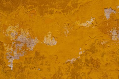 Sorunlu sarı duvar, çatlak dokular ve yüzeysel kusurlar..