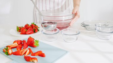 Ladle ayrı cam kaselere çilek jölesi dökerdi..