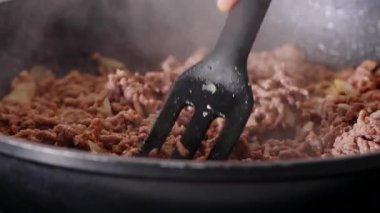 Kızartma tavasından yükselen buharlı kıyma. Yüksek kalite 4k görüntü