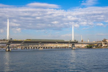 İstanbul, Türkiye, 7 Ocak 2025. Altın Boynuz Metro Köprüsü 'nün geniş bir manzarası var..