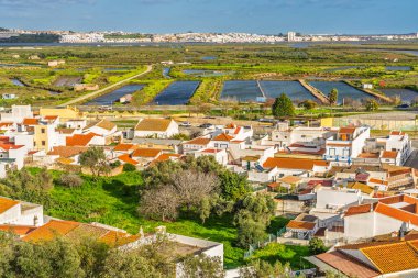 Castro Marim, Algarve, Portekiz 'deki geleneksel ev ve tuz düzlüklerinin manzarası yükseldi.